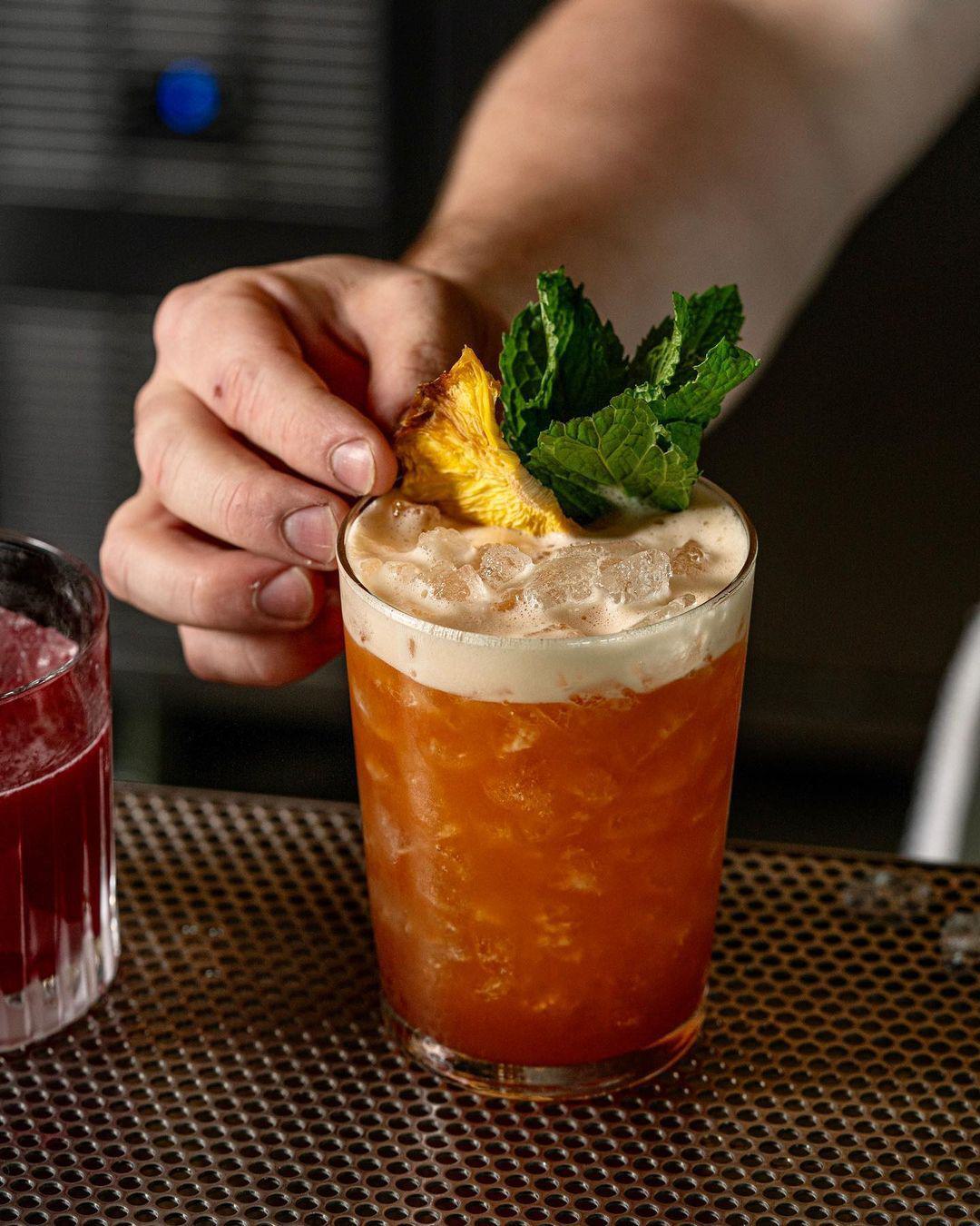 Roselle Bar & Lounge